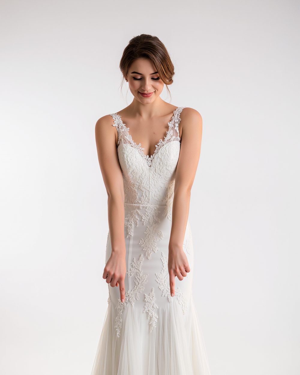 Sposa sorridente che indica verso il basso